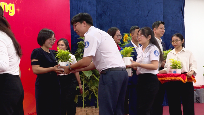 700 phần quà Tết gửi gắm hơi ấm gia đình đến sinh viên học tập tại TP. Hồ Chí Minh - Ảnh 7.