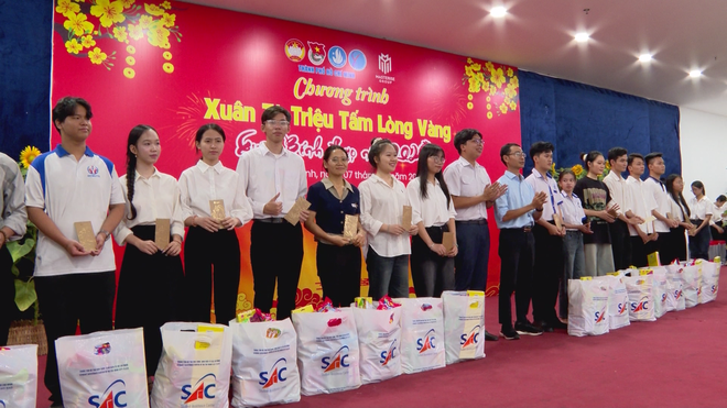 700 phần quà Tết gửi gắm hơi ấm gia đình đến sinh viên học tập tại TP. Hồ Chí Minh - Ảnh 5.