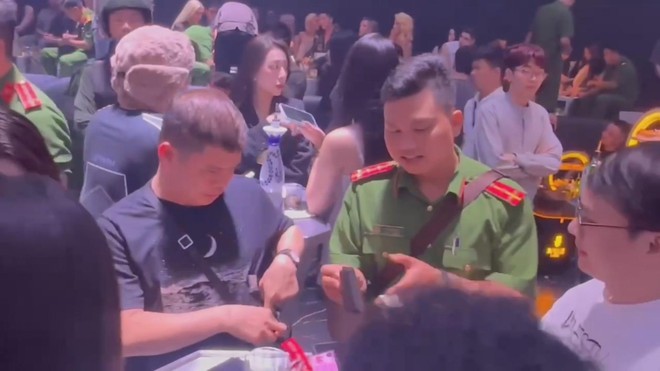 Đột kích quán bar phường Cầu Ông Lãnh phát hiện 17 trường hợp dương tính ma túy- Ảnh 2.