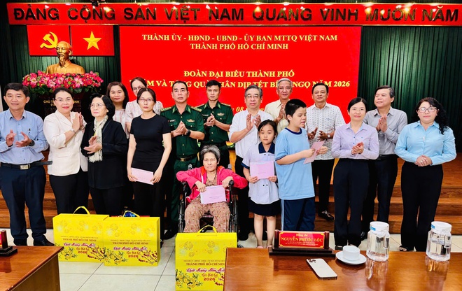 Đoàn lãnh đạo TP. Hồ Chí Minh thăm, chúc Tết tại phường Bình Tiên và Bình Tây- Ảnh 1.