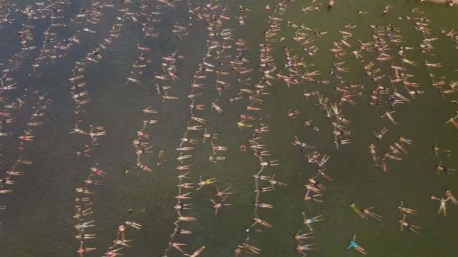 Khi nằm ngửa cũng có thể trở thành kỷ lục gia thế giới - Ảnh 2.