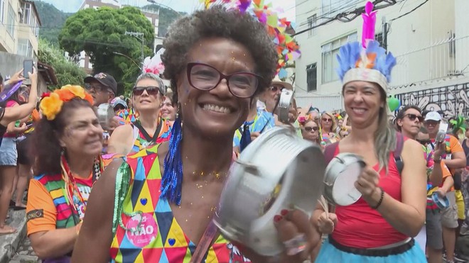Rio de Janeiro bùng nổ trong ngày khai hội Carnaval - Ảnh 2.