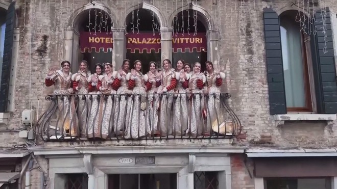 Tái hiện truyền thống... bắt cóc cô dâu ở Venice - Ảnh 3.