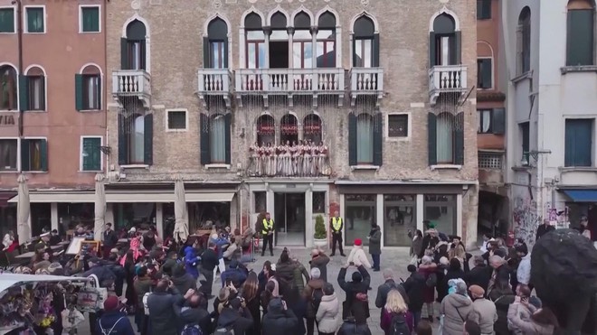 Tái hiện truyền thống... bắt cóc cô dâu ở Venice - Ảnh 2.