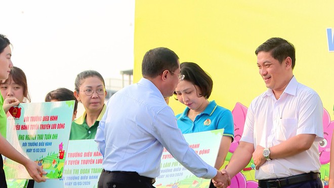 Phường Bình Trưng diễu hành xe hoa tuyên truyền về bầu cử - Ảnh 2.