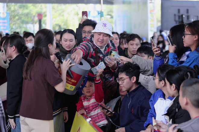 Tập 2 "Mái ấm gia đình Việt" trao gần 600 triệu đến các em nhỏ khó khăn - Ảnh 6.