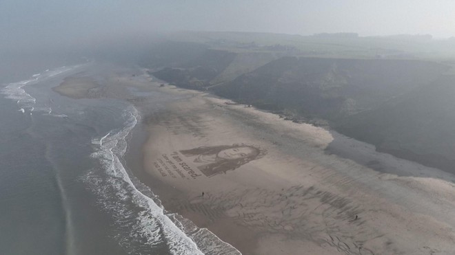 Tranh cát khổng lồ "Tiếng kêu cứu của Hind Rajab" - Ảnh 1.
