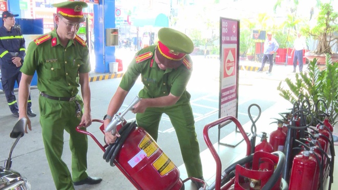 Tích trữ xăng dầu tại nhà: Hiểm hoạ "bom nổ chậm" giữa mùa khô - Ảnh 1.