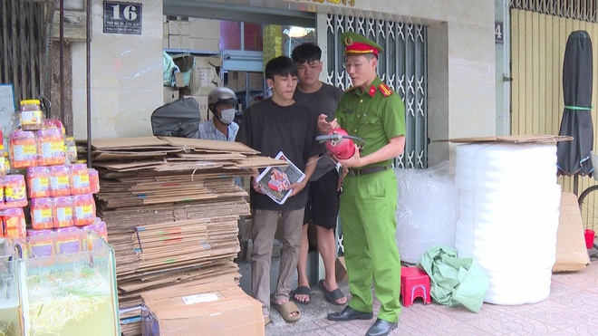Tích trữ xăng dầu tại nhà: Hiểm hoạ "bom nổ chậm" giữa mùa khô - Ảnh 2.