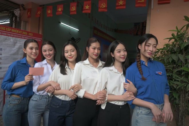 [Trực tiếp] Cầu truyền hình “Ngày hội non sông”: Nhiều gia đình cùng nhau đi bầu - Ảnh 24.