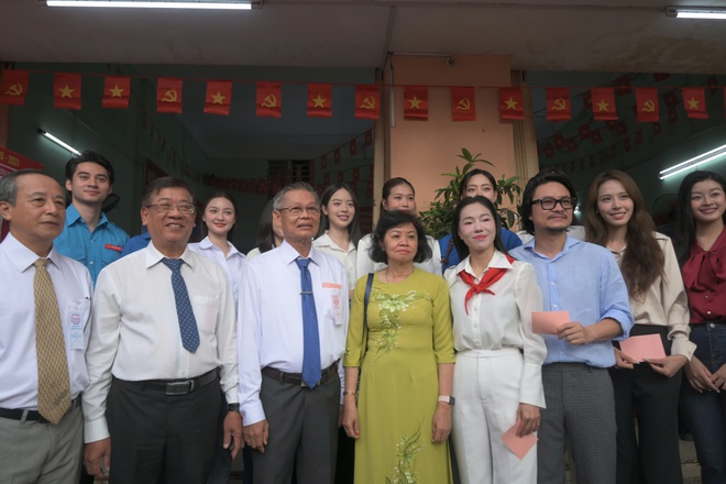 [Trực tiếp] Cầu truyền hình “Ngày hội non sông”: Nhiều gia đình cùng nhau đi bầu - Ảnh 20.