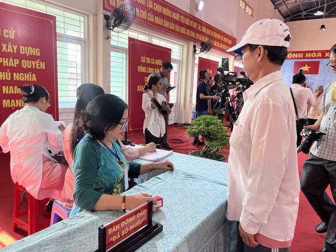 [Trực tiếp] Cầu truyền hình “Ngày hội non sông”: Nhiều gia đình cùng nhau đi bầu - Ảnh 17.