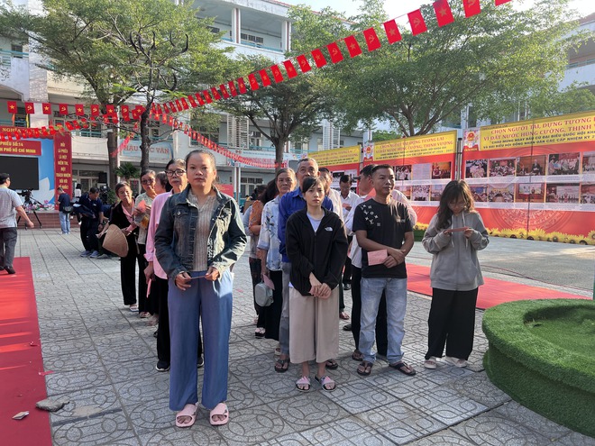 [Trực tiếp] Cầu truyền hình “Ngày hội non sông”: Nhiều gia đình cùng nhau đi bầu - Ảnh 16.