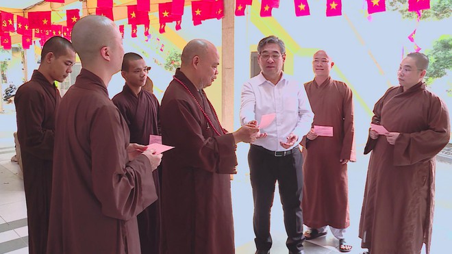 Lãnh đạo TP. Hồ Chí Minh thăm, động viên cử tri tại các điểm bầu cử đặc thù - Ảnh 7.