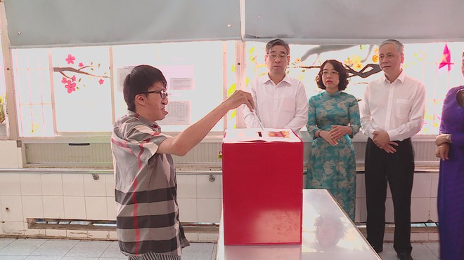 Lãnh đạo TP. Hồ Chí Minh thăm, động viên cử tri tại các điểm bầu cử đặc thù - Ảnh 6.