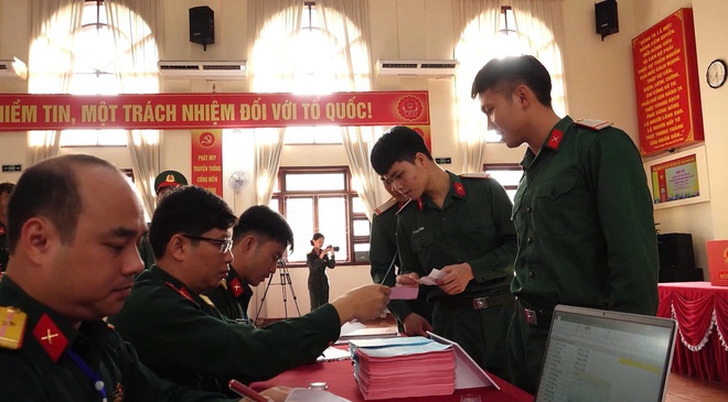 Cán bộ, chiến sĩ Quân khu 5 tích cực tham gia ngày hội bầu cử - Ảnh 7.