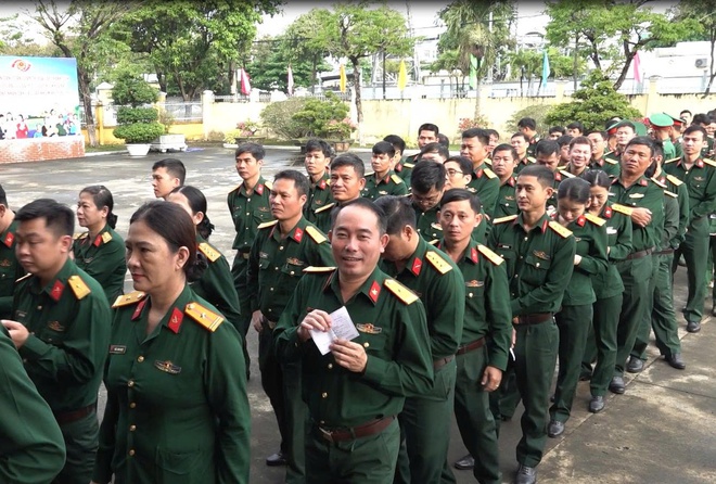 Cán bộ, chiến sĩ Quân khu 5 tích cực tham gia ngày hội bầu cử - Ảnh 6.