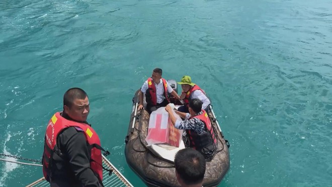 Lá phiếu giữa trùng khơi: Hành trình đưa thùng phiếu đến "Đảo Rùa" lớn nhất Việt Nam - Ảnh 4.