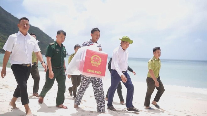 Lá phiếu giữa trùng khơi: Hành trình đưa thùng phiếu đến "Đảo Rùa" lớn nhất Việt Nam - Ảnh 2.