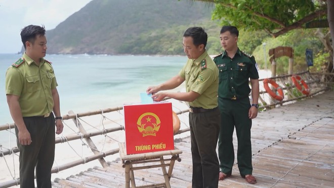Lá phiếu giữa trùng khơi: Hành trình đưa thùng phiếu đến "Đảo Rùa" lớn nhất Việt Nam - Ảnh 7.