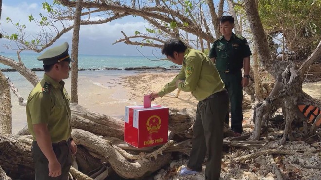 Lá phiếu giữa trùng khơi: Hành trình đưa thùng phiếu đến "Đảo Rùa" lớn nhất Việt Nam - Ảnh 6.