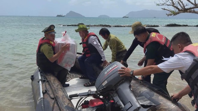 Lá phiếu giữa trùng khơi: Hành trình đưa thùng phiếu đến "Đảo Rùa" lớn nhất Việt Nam - Ảnh 5.