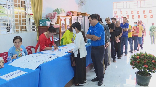 Không khí bầu cử rộn ràng tại khu vực phía Bắc TP. Hồ Chí Minh - Ảnh 3.