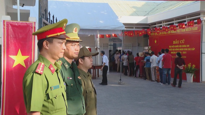 Không khí bầu cử sôi nổi tại các địa phương phía Đông TP. Hồ Chí Minh - Ảnh 4.