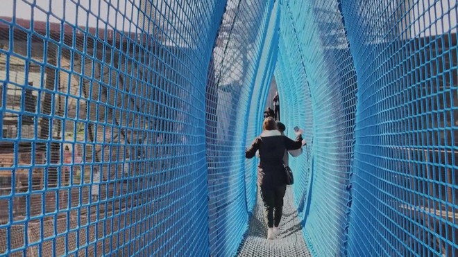 Pháp mở lại cầu treo bằng lưới trên Tháp Eiffel - Ảnh 2.