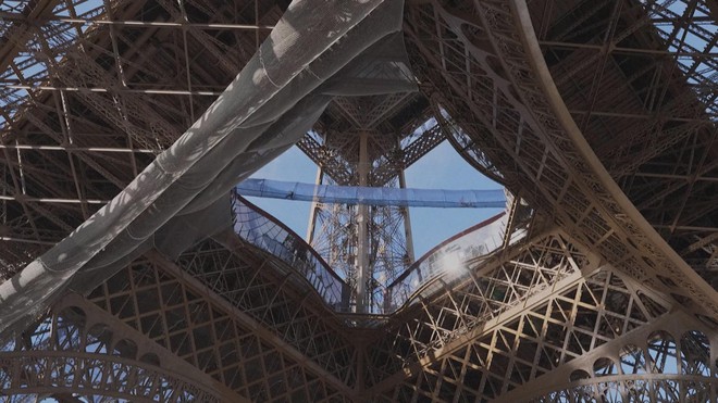 Pháp mở lại cầu treo bằng lưới trên Tháp Eiffel - Ảnh 3.