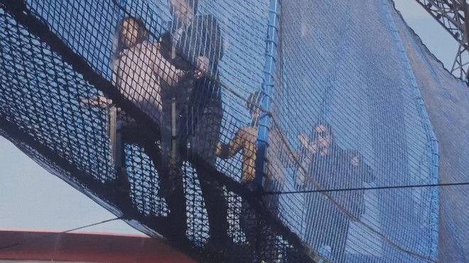 Pháp mở lại cầu treo bằng lưới trên Tháp Eiffel - Ảnh 4.