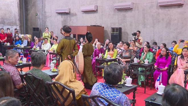 Áo dài Việt - Di sản dân tộc Việt, hội nhập quốc tế - Ảnh 2.