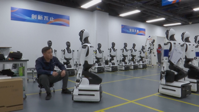 Cận cảnh quy trình kiểm tra robot hình người ở Bắc Kinh (Trung Quốc) - Ảnh 1.