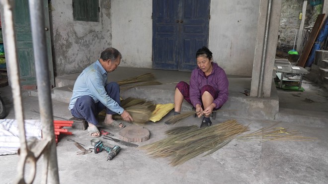 Mái ấm gia đình Việt: Cậu bé mồ côi chỉ mong có tiền mua thuốc cho ông bà - Ảnh 2.