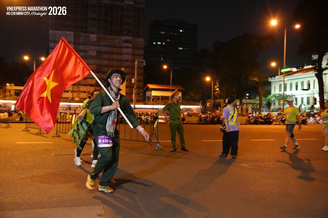 13.000 runner “thắp sáng” trung tâm TP. Hồ Chí Minh giữa đêm khuya - Ảnh 3.