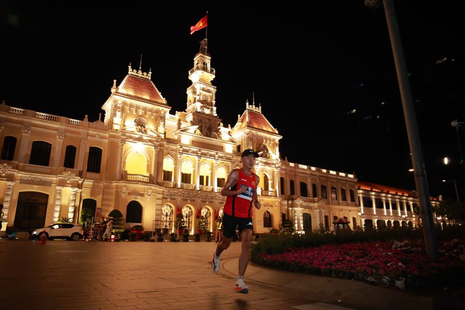 13.000 runner “thắp sáng” trung tâm TP. Hồ Chí Minh giữa đêm khuya - Ảnh 5.