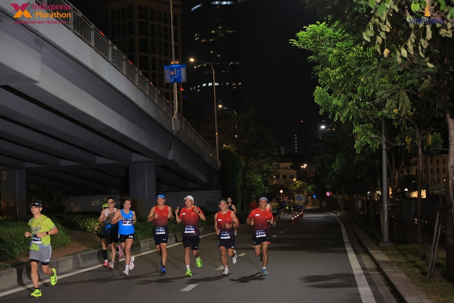 13.000 runner “thắp sáng” trung tâm TP. Hồ Chí Minh giữa đêm khuya - Ảnh 8.