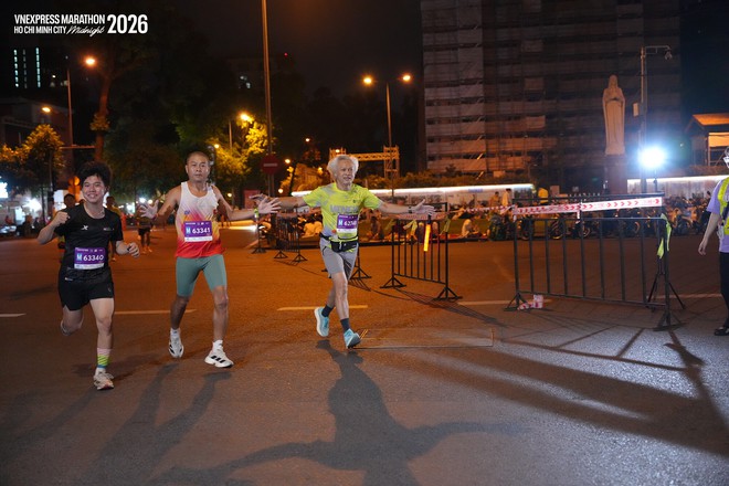 13.000 runner “thắp sáng” trung tâm TP. Hồ Chí Minh giữa đêm khuya - Ảnh 7.