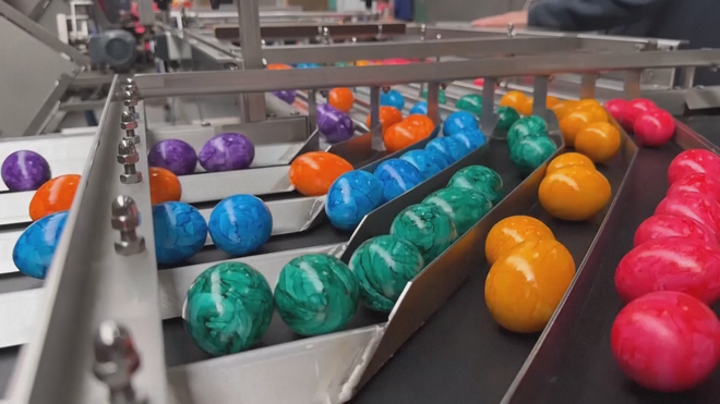 Đức: Xưởng nhuộm màu trứng thu hút khách trước Lễ Phục Sinh - Ảnh 1.