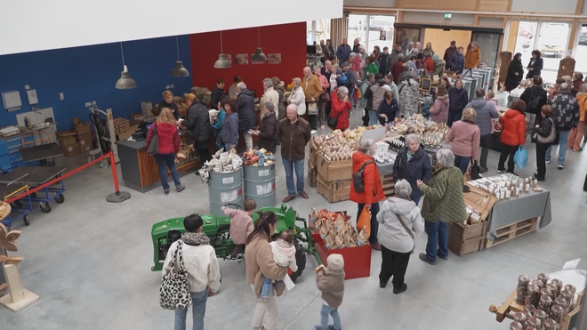 Đức: Xưởng nhuộm màu trứng thu hút khách trước Lễ Phục Sinh - Ảnh 2.