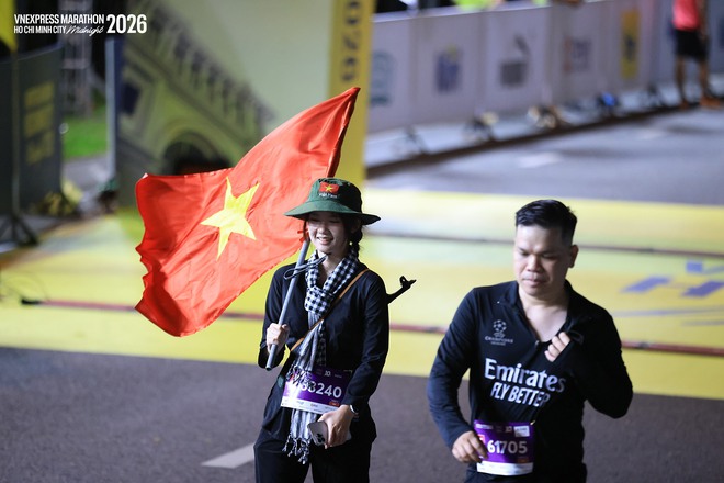 13.000 runner “thắp sáng” trung tâm TP. Hồ Chí Minh giữa đêm khuya - Ảnh 4.