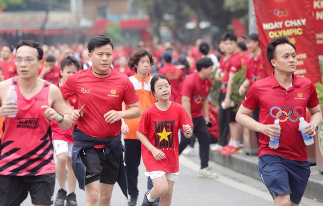 Hơn 15.000 người tham gia Ngày chạy Olympic 2026 tại Hà Nội, lan tỏa phong trào rèn luyện toàn dân - Ảnh 12.