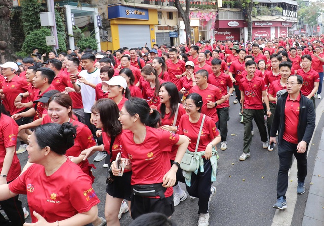 Hơn 15.000 người tham gia Ngày chạy Olympic 2026 tại Hà Nội, lan tỏa phong trào rèn luyện toàn dân - Ảnh 14.