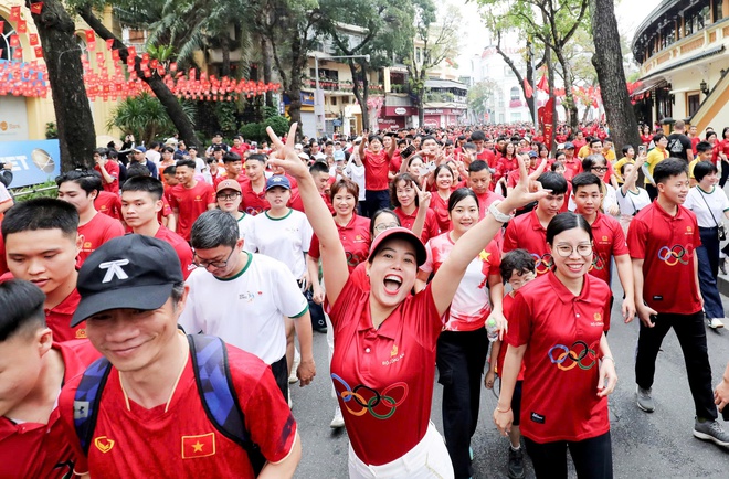Hơn 15.000 người tham gia Ngày chạy Olympic 2026 tại Hà Nội, lan tỏa phong trào rèn luyện toàn dân - Ảnh 11.
