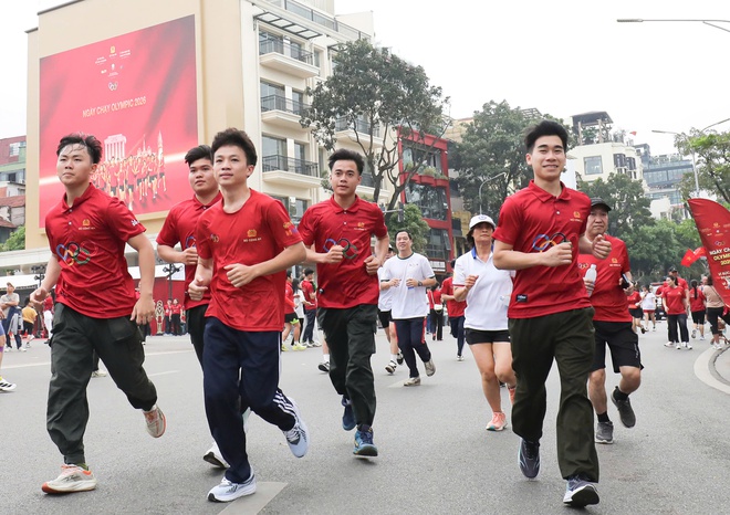 Hơn 15.000 người tham gia Ngày chạy Olympic 2026 tại Hà Nội, lan tỏa phong trào rèn luyện toàn dân - Ảnh 13.