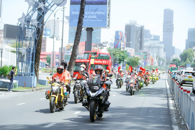 100 "chiến mã" mô-tô khuấy động phố phường, sẵn sàng cho hành trình xuyên Việt 2026- Ảnh 3. 100 "chiến mã" mô-tô khuấy động phố phường, sẵn sàng cho hành trình xuyên Việt 2026- Ảnh 3.