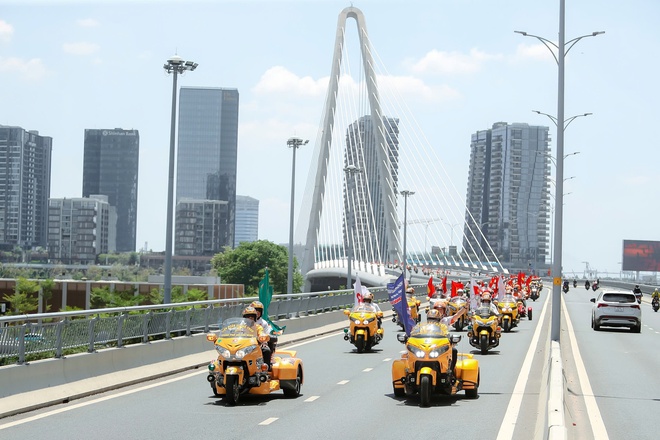 100 "chiến mã" mô-tô khuấy động phố phường, sẵn sàng cho hành trình xuyên Việt 2026- Ảnh 2. 100 "chiến mã" mô-tô khuấy động phố phường, sẵn sàng cho hành trình xuyên Việt 2026- Ảnh 2.