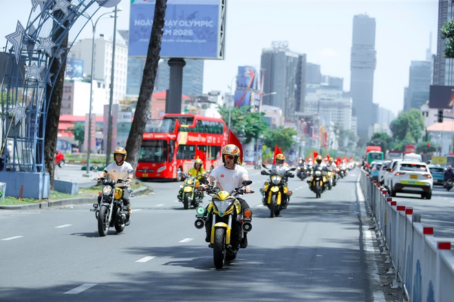 100 "chiến mã" mô-tô khuấy động phố phường, sẵn sàng cho hành trình xuyên Việt 2026- Ảnh 1. 100 "chiến mã" mô-tô khuấy động phố phường, sẵn sàng cho hành trình xuyên Việt 2026- Ảnh 1.