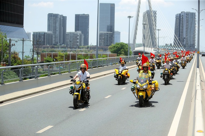 100 "chiến mã" mô-tô khuấy động phố phường, sẵn sàng cho hành trình xuyên Việt 2026- Ảnh 4. 100 "chiến mã" mô-tô khuấy động phố phường, sẵn sàng cho hành trình xuyên Việt 2026- Ảnh 4.