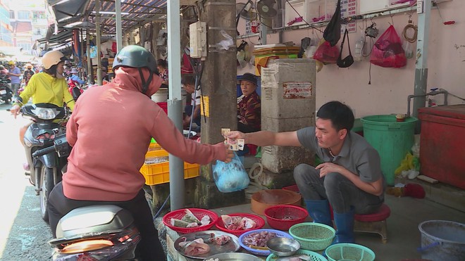 Xăng leo thang nhưng tiểu thương vẫn chưa dám tăng giá - Ảnh 2.